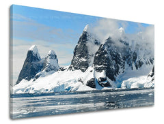 Klasičan slika na platnu s motivom planine, sneg, okean, oblaci, pejzaž u belo-plavih nijansama, mirna atmosfera, divljina, pogodan za kancelarije – glavna