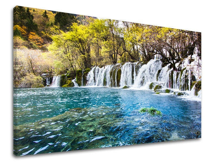Klasičan slika na platnu s motivom vodopad, reka, šuma, drveće, pejzaž u tirkizno-zelenih nijansama, mirna atmosfera, priroda i simbol obnove – glavna