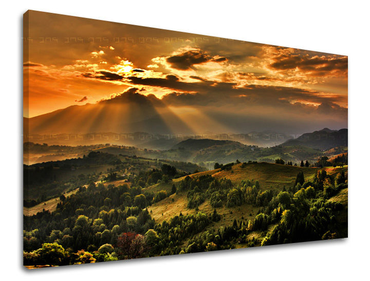 Klasičan slika na platnu s motivom planine, zalazak sunca, šuma, oblaci, pejzaž u narandžasto-zelenih nijansama, mirna atmosfera, priroda i samoća – glavna