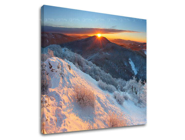 Klasičan slika na platnu s motivom SLOVAČKA, planine, sneg, sunce, drveće u belo-plavih nijansama, mirna atmosfera, priroda i samoća, pogodan za radne sobe – glavna