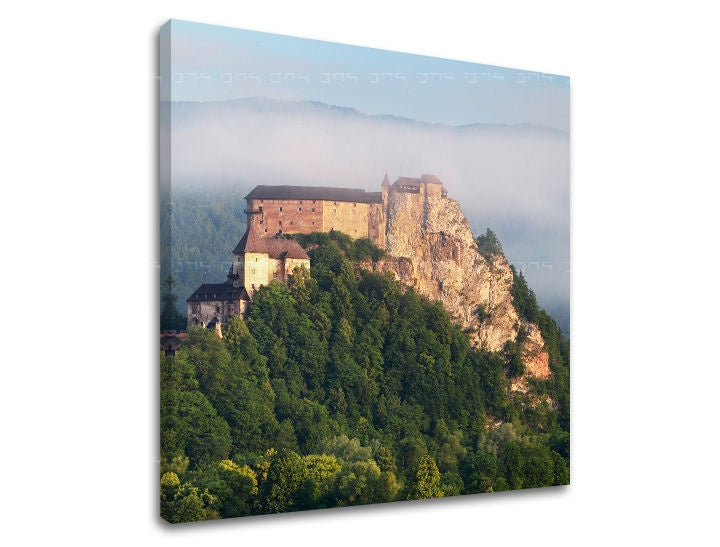 Klasičan slika na platnu s motivom SLOVAČKA, zamak, šuma, izmaglica, pejzaž u belo-plavih nijansama, mirna atmosfera, priroda i samoća, pogodan za radne sobe – glavna