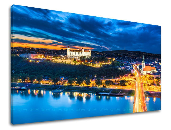 Industrijski slika na platnu s motivom SLOVAČKA, zamak, reka, most, arhitektura u plavo-narandžastih nijansama, mirna atmosfera, pogodan za kancelarije – glavna