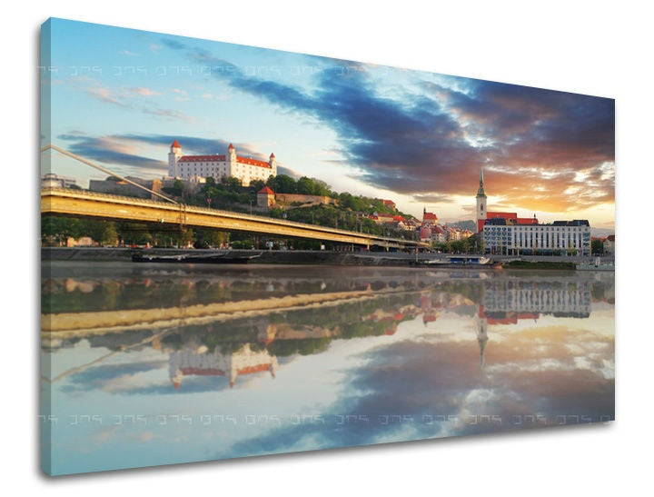 Klasičan slika na platnu s motivom SLOVAČKA, zamak, reka, most, oblaci u plavo-narandžastih nijansama, mirna atmosfera, razmišljanje, pogodan za kancelarije – glavna
