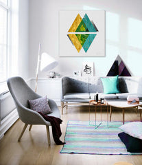 Geometrijski slika na platnu s motivom Context and Echo u ljubičasto-plavih nijansama okačena u enterijeru dnevnog boravka | Slika za zid Context and Echo – enterijer