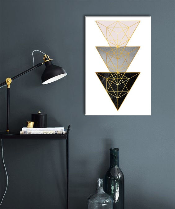 Geometrijski slika na platnu s motivom Crying Peacock Decomposed, geometrijski uzorci, mapa u belo-bežih nijansama okačena u enterijeru radne sobe – enterijer