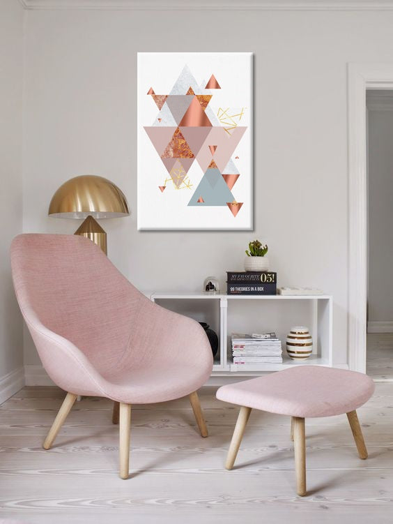 Geometrijski slika na platnu s motivom Supposed Head 2nd Motif, mapa u belo-plavih nijansama okačena u enterijeru dnevnog boravka, mirna atmosfera – enterijer