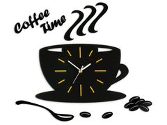 Detaljan pregled kompozicije zidnog sata u obliku šolje za kafu sa natpisom „Coffee Time“ i zrncima kafe Papilora.
